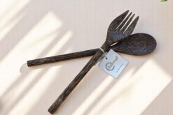 Esta madera es conocida por ser duradera, resistente y versátil, lo que la hace adecuada para utensilios de cocina.