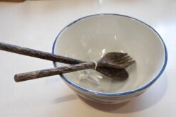 Esta madera es conocida por ser duradera, resistente y versátil, lo que la hace adecuada para utensilios de cocina.